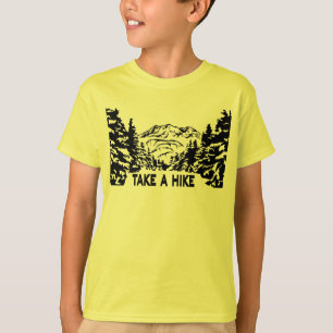 Ta ett monokromt bergslandskap med ett Hike-citat T Shirt