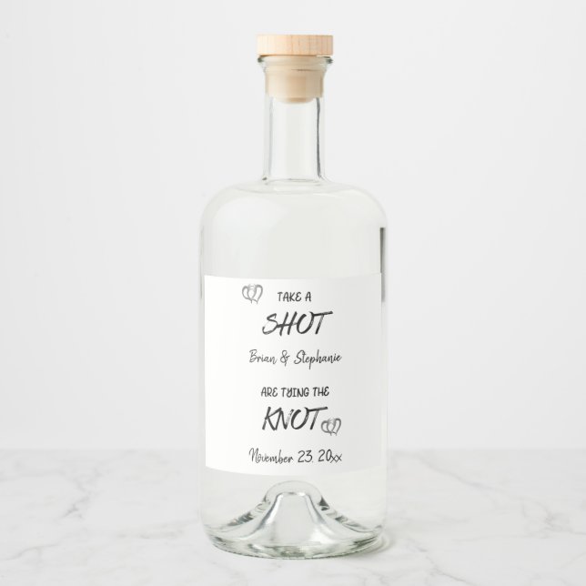 Ta ett skott Engagerat par som knyter knuten  Spri Spritflaskor Etikett (Framsida)