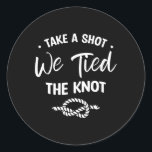 Ta ett slag vi har bundit till Knot Bröllop Gifter Runt Klistermärke<br><div class="desc">Ta ett skott som binder Knot Bröllop Giftermål Bride Groom</div>