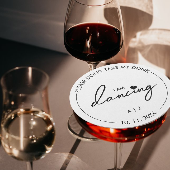 Ta inte min drink. Jag dansar Modern Elegant Underlägg Papper Rund (Please don't take my drink I am dancing)