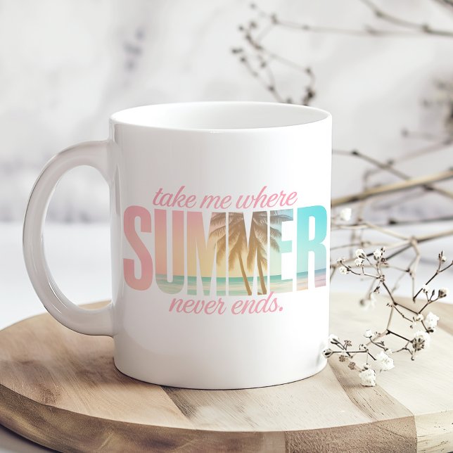 "Ta mig dit sommaren aldrig slutar" Tropiska citat Kaffemugg ("Take Me Where Summer Never Ends" Tropical Quote Coffee Mug on a boho table with tiny dry flowers.)