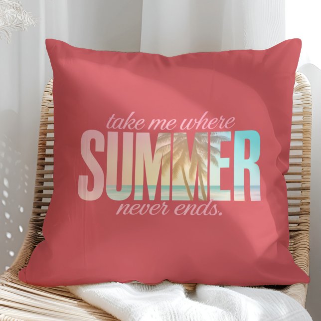 "Ta mig dit sommaren aldrig slutar" Tropiska citat Kudde ("Take Me Where Summer Never Ends" Tropical Quote Throw Pillow on a sunny rattan armchair.)