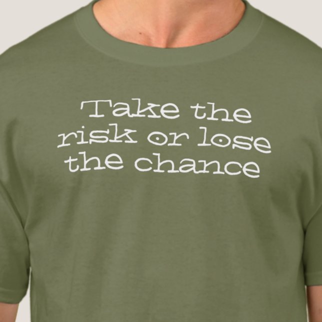 Ta risken eller förlora chansen. inspirerande cita t shirt (Skapare uppladdad)