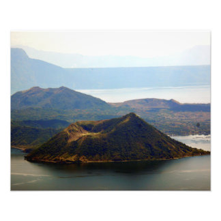 Taal Volcano vid tagaytay Ridge 20"x16" fotoutskri Fototryck