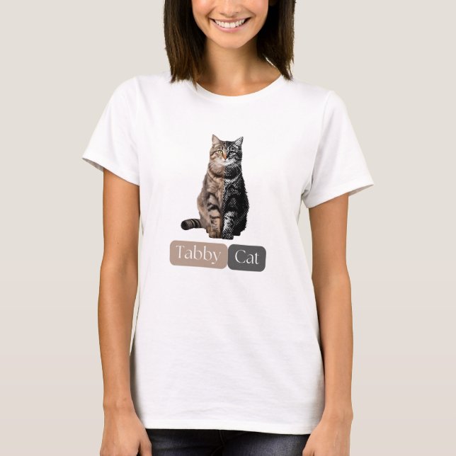 Tabby katt Embrace the Allure of Stripe T-Shirt (Framsida)