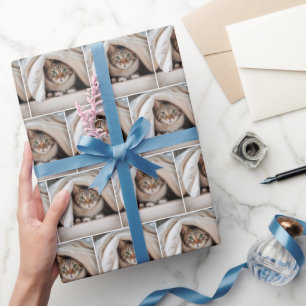 Tabby katt Gömmer under en vevett Presentpapper