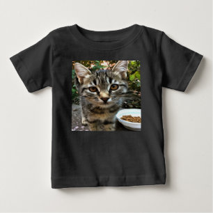Tabby katt Kitten Skapar Öga kontakt T-shirt