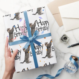 Tabby katt med födelsedagstext och konfetti presentpapper