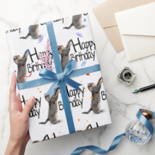 Tabby katt med födelsedagstext och konfetti presentpapper