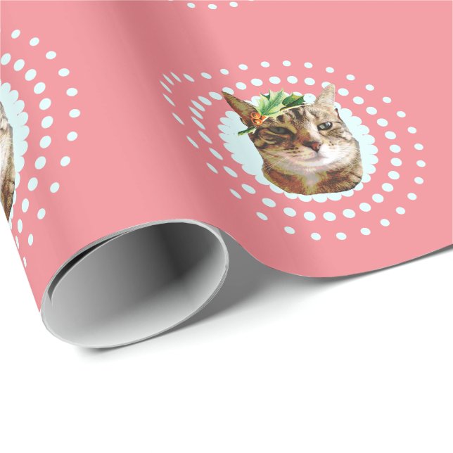 Tabby katt med juljärneken som slår in papper presentpapper (Rullad Hörn)