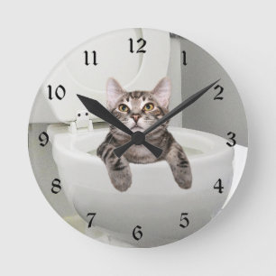Tabby katt på toaletten rund klocka