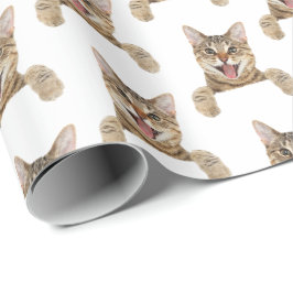 tabby katt på vitt presentpapper