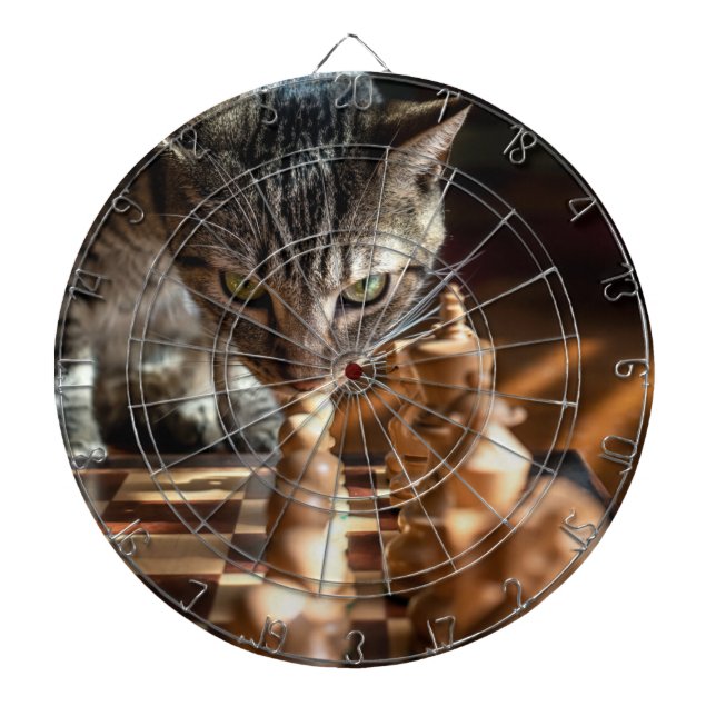 Tabby katt spelar schess darttavla (Framsidan)