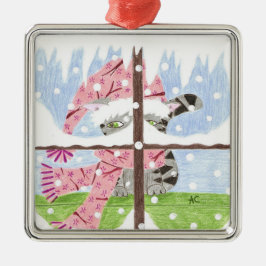 Tabby katt tittar ut fönsterövertoningen julgransprydnad metall