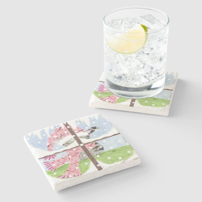 Tabby katt tittar ut fönsterstenen underlägg (Sidan)