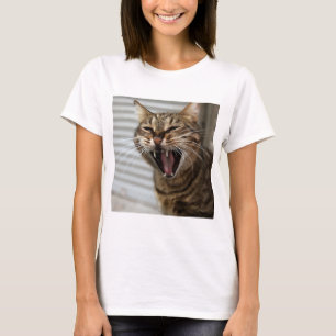 Tabby katt Yawning Artistic Porträtt T Shirt