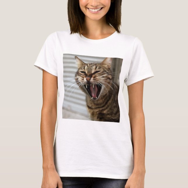 Tabby katt Yawning Artistic Porträtt T Shirt (Framsida)