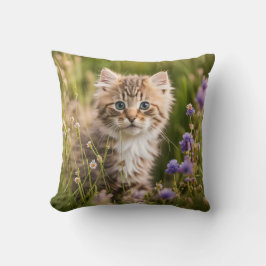 Tabby Kitten in Wildblommor Kudde