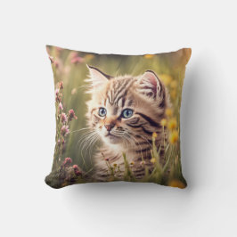 Tabby Kitten in Wildblommor Kudde