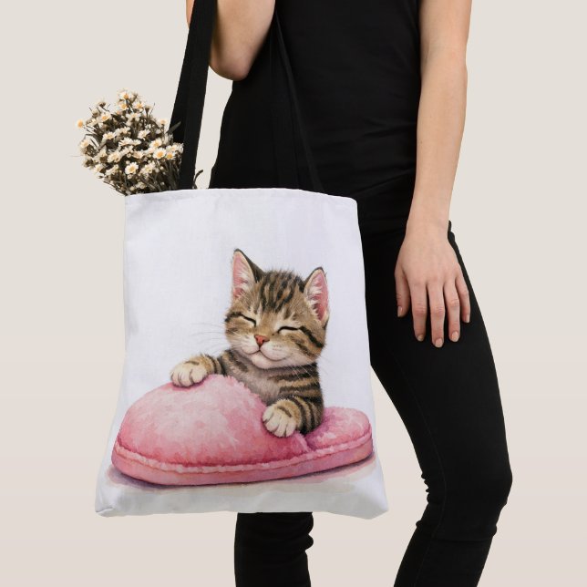 Tabby Kitten Sleeping in a Pink Slipper Tygkasse (Närbild)