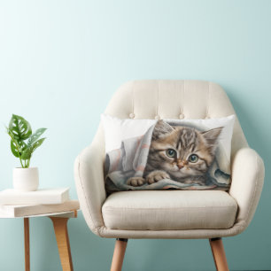 Tabby Kitten under en Blanket Lumbarkudde