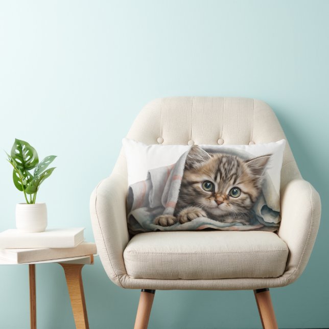 Tabby Kitten under en Blanket Lumbarkudde (Stol)