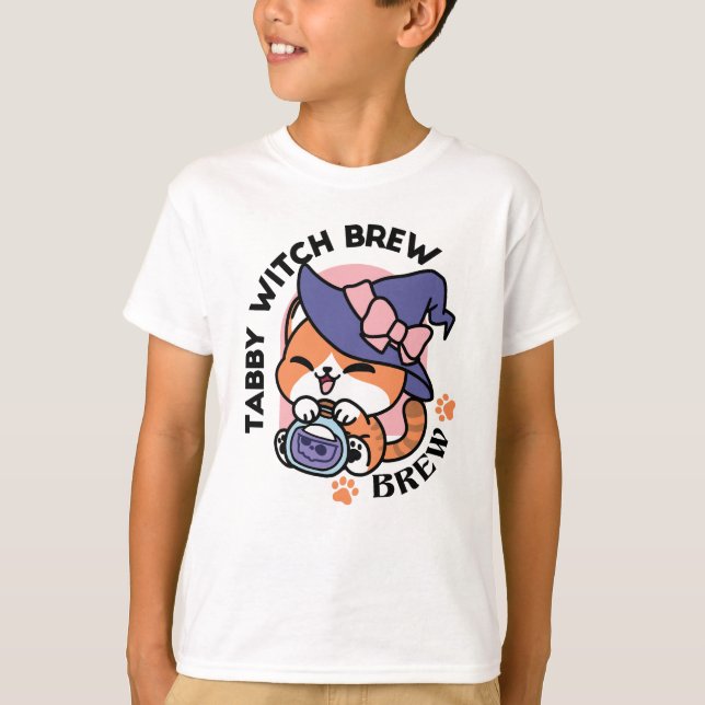 Tabby Witch Brew – Cute Halloween Cat Design T Shirt (Framsida)