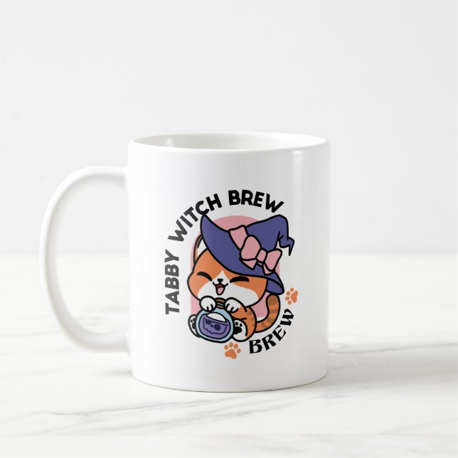 Tabby Witch Brew – Sött Halloween-kattdesign Kaffemugg (Vänster)