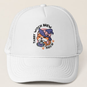 Tabby Witch Brew – Sött Halloween Kattdesign Keps