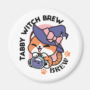Tabby Witch Brew – Sött Halloween-kattdesign Magnet