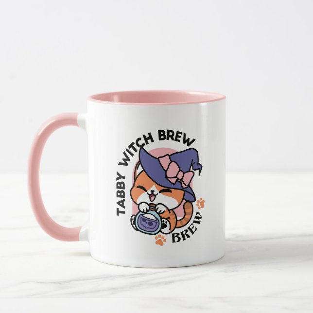 Tabby Witch Brew – Sött Halloween-kattdesign Mugg (Vänster)