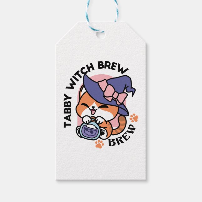 Tabby Witch Brew – Sött Halloween-kattdesign Presentetikett (Framsidan)