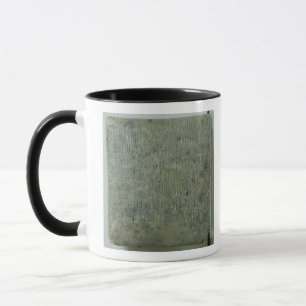Tableten med kilskrift skrivar mugg