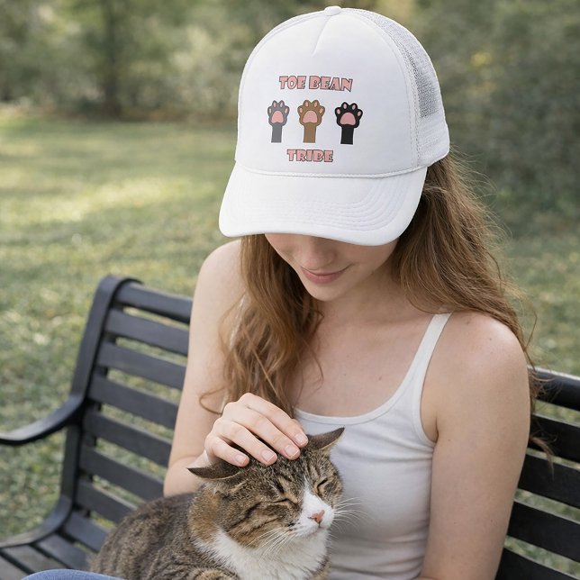 Tåbönsstammen Roliga Kitty Kattpoteskor Rosa Keps (A hat with three cat paws and the words toe bean tribe in pink letters with a gray outline.)