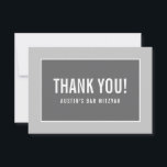 TACK BAT MITZVAH modernt kant-geometriskt grått Kort<br><div class="desc">by kat masard >> https://linktr.ee/simplysweetpaperie <<< A simple, snyggt way to say you to you gäst's to be Näring your event. Om du konfigurerar som mall kan du enkelt lägga till egna detaljer eller slått anpassningsknappen och lägga till eller ändra text, typsnitt, storlekar osv. TIP: 1. Om du vill ändra/flytta...</div>