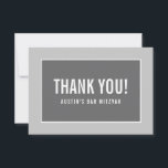 TACK BAT MITZVAH modernt kant-geometriskt grått Kort<br><div class="desc">by kat masard >> https://linktr.ee/simplysweetpaperie <<< A simple, snyggt way to say you to you gäst's to be Näring your event. Om du konfigurerar som mall kan du enkelt lägga till egna detaljer eller slått anpassningsknappen och lägga till eller ändra text, typsnitt, storlekar osv. TIP: 1. Om du vill ändra/flytta...</div>