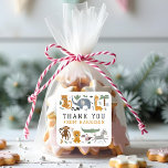 Tack Birthday Two Vild Safari Animals Kids Fyrkantigt Klistermärke<br><div class="desc">Tack födelsedag 2 Vild 2 födelsedag Safari Animals Cute Barns födelsedag Party Stickers har vismisk giraffe, elefant, lejon, zebra, leopard, apa, orm, krokodil, söt och färglös vilda djur med texten i modern skrift för svart- och senapstypografi. Perfekt för pojkar eller flickor, barn andra födelsedagsfesten firande. Designad av Evco Studio. Om...</div>