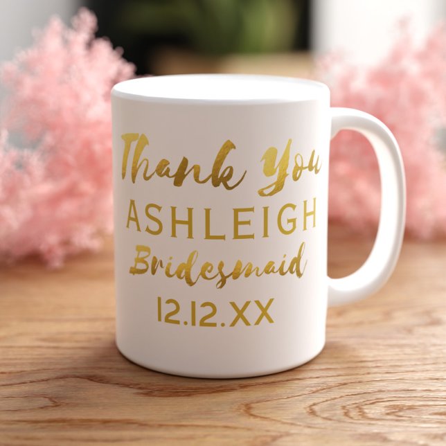 Tack Brudtjej Modernt Skript Falskt Guld Folie Kaffemugg (A perfect gift for your Bridesmaid. Just add her name and your wedding date)