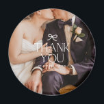 Tack Coquette Bow Bröllopsfoto Magnet<br><div class="desc">Visa din tacksamhet på det mest stilrena sättet med Tack Coquette Bow Bröllopsfoto Magnet. Denna eleganta och sofistikerade magnet visar en vacker bröllopsbild på dig och din partner, tillsammans med ett sött "Tack"-meddelande och en delikat coquettebåge-design. Det är ett genomtänkt och modernt sätt att uttrycka din uppskattning för dina gäster...</div>
