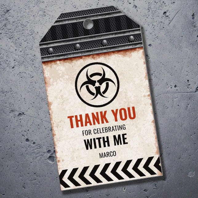 Tack etikett med metalliskt rutnät och nitar (Skapare uppladdad)