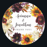 Tack-favoriten för Rustic Autumn Blommigt Bröllop Runt Klistermärke<br><div class="desc">Dramatiska snittblommor är bland annat solblommor av gult, lila, mörk röd ros och elfenbensvita vattendrag. De är kapade i höst löv och vinodlingar för att skapa en mycket söt andedräkt. Bröllop paret namn är skrivet med ett stort skriptteckensnitt. Tack för att du följer bröllop-dekalen är en del av uppsamlingen av...</div>