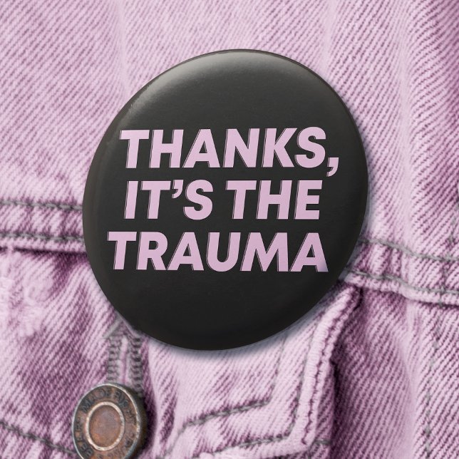 Tack för att det är Trauma Womens Rosa Black Sloga Knapp (Mockup of pin on denim jacket)