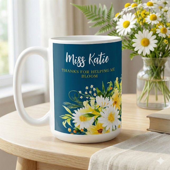 Tack För Att Du Hjälpte Mig Blomma Tusenskönas Mug Kaffemugg (Thank a special teacher with this beautiful daisy, "Thanks for helping me bloom" personalized mug! )