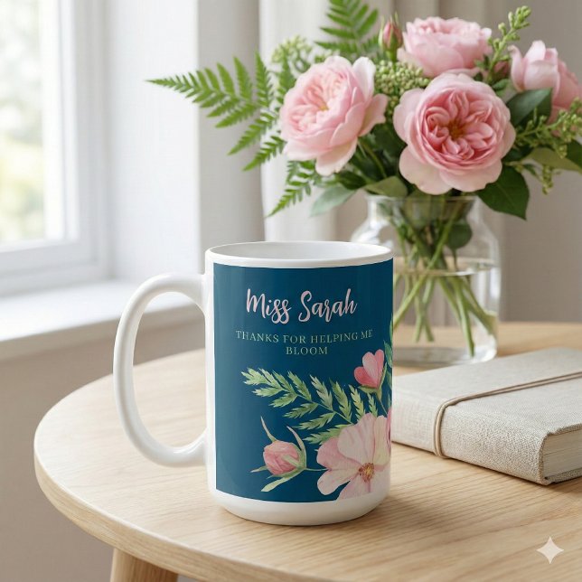 Tack för att du hjälpte mig blomstra Blommugge Kaffemugg (Thank a special teacher with this beautiful floral, "Thank you for being you" personalized mug! )