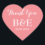 Tack för att du klisterat på hjärtformade bröllop hjärtformat klistermärke<br><div class="desc">Tack för koralles hjärtformade bröllop. Koral rosa och vit eller anpassningsbar färg. Elegantens skripttypografi. Använda som romantiska kuvertförseglingar/förseglare eller som ett favoritmärke för bröllop i monogrammet för att tacka gästerna. Tum symbolform kärlek med snyggt. Händer också till andra tillfälle som förlovningsfest,  årsdag osv.</div>