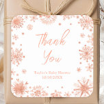 Tack för babykläder i ro Guld Snöflingor Fyrkantigt Klistermärke<br><div class="desc">Tack vare den här eleganten och den glamorösa babyduschen har du ett dekal vattenfärgen ro guld faux glitter och gnistor på vit bakgrund. Texten kombinerar handskript och modernt sans serif typsnitt för ett klassligt och sofistikerat utseende. Det här är perfekt för en vinter- eller julbabydusch. Grafik efter www.etsy.com/uk/shop/SunflowerDayLove</div>