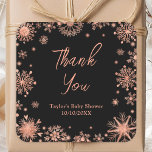 Tack för babykläder i ro Guld Snöflingor Fyrkantigt Klistermärke<br><div class="desc">Tack vare den här eleganten och den glamorösa babyduschen har du ett dekal med vattenfärgen ro guld faux glitter och gnistor mot svart bakgrund. Texten kombinerar handskript och modernt sans serif typsnitt för ett klassligt och sofistikerat utseende. Det här är perfekt för en vinter- eller julbabydusch. Grafik efter www.etsy.com/uk/shop/SunflowerDayLove</div>