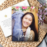 Tack för bat mitzvah fotoBlommigt Anpassningsbar-s Vykort<br><div class="desc">Se till att din favorit Bat mitzvah visar hennes uppskattning för alla som stödde hennes milstolpe-händelse! Skicka ut det här sofistikerade personligen tack för vykortet! En chic, bedövning, rosa och persikofärgad blommigt med vit skripttypografi och modern sans serif-typ täcker över det foto du väljer. En guld-stjärna av David, tillsammans med...</div>