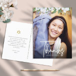 Tack för Blommigten Guld i bat mitzvah skript Vykort<br><div class="desc">Se till att din favorit Bat mitzvah visar hennes uppskattning för alla som stödde hennes milstolpe-händelse! Skicka ut det här sofistikerade personligen tack för vykortet! En chic, förbluffande, vit och guld glitter-blommigt med vit skripttypografi och sanserif-typ täcker över det foto du väljer. En guld-stjärna av David, tillsammans med din personlig,...</div>