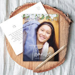 Tack för Blommigten Silver i bat mitzvah skript Vykort<br><div class="desc">Se till att din favorit Bat mitzvah visar hennes uppskattning för alla som stödde hennes milstolpe-händelse! Skicka ut det här sofistikerade personligen tack för vykortet! En chic, förbluffande, vit blommigt och silver glitter med faux silver-folie, typpografi och sans serif-text täcker över det foto du väljer. En faux silver Star av...</div>
